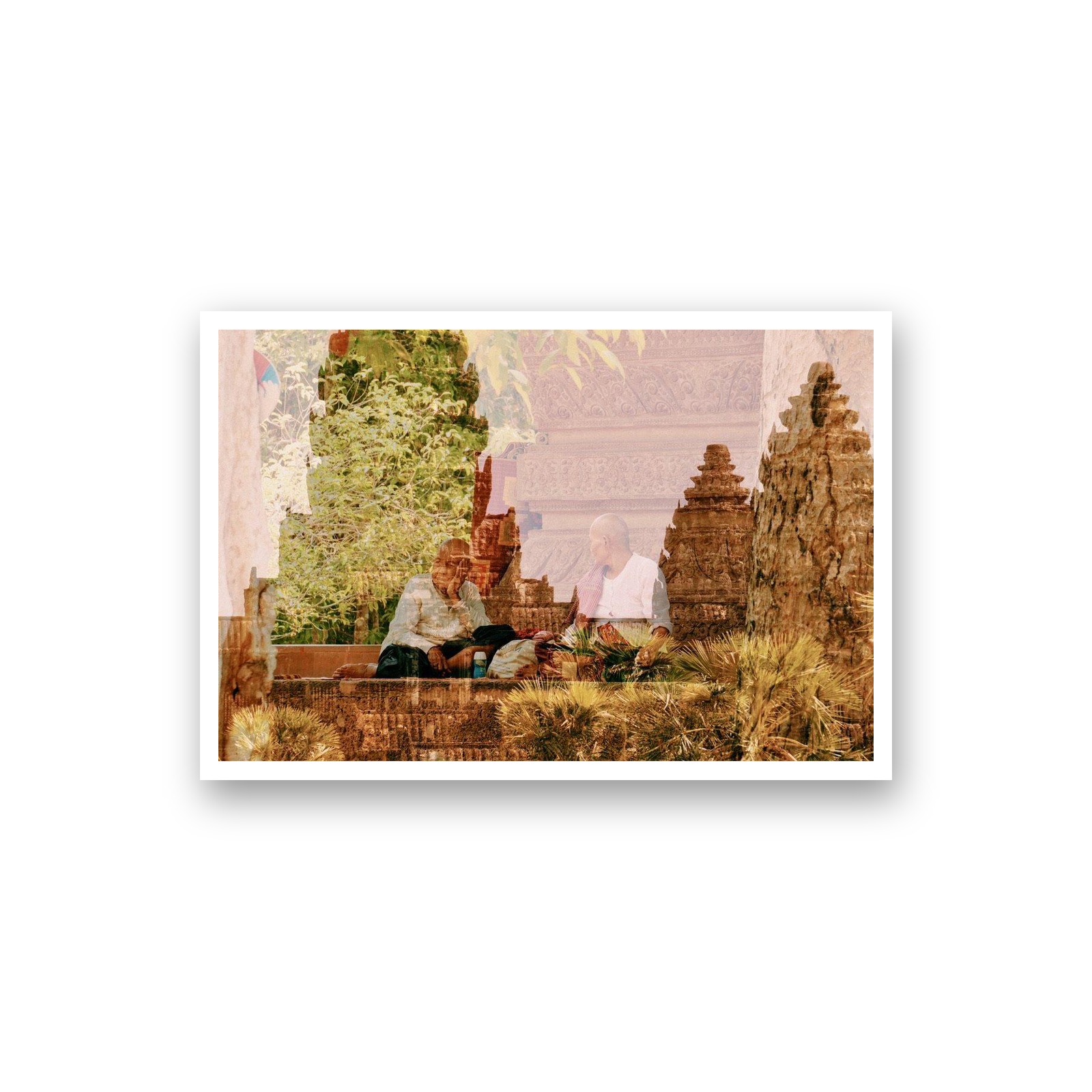 Deux figures au repos parmi les stupas et la végétation