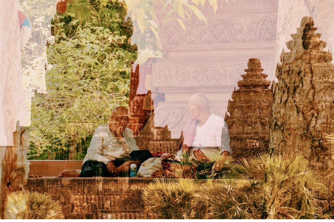 Deux figures au repos parmi les stupas et la végétation