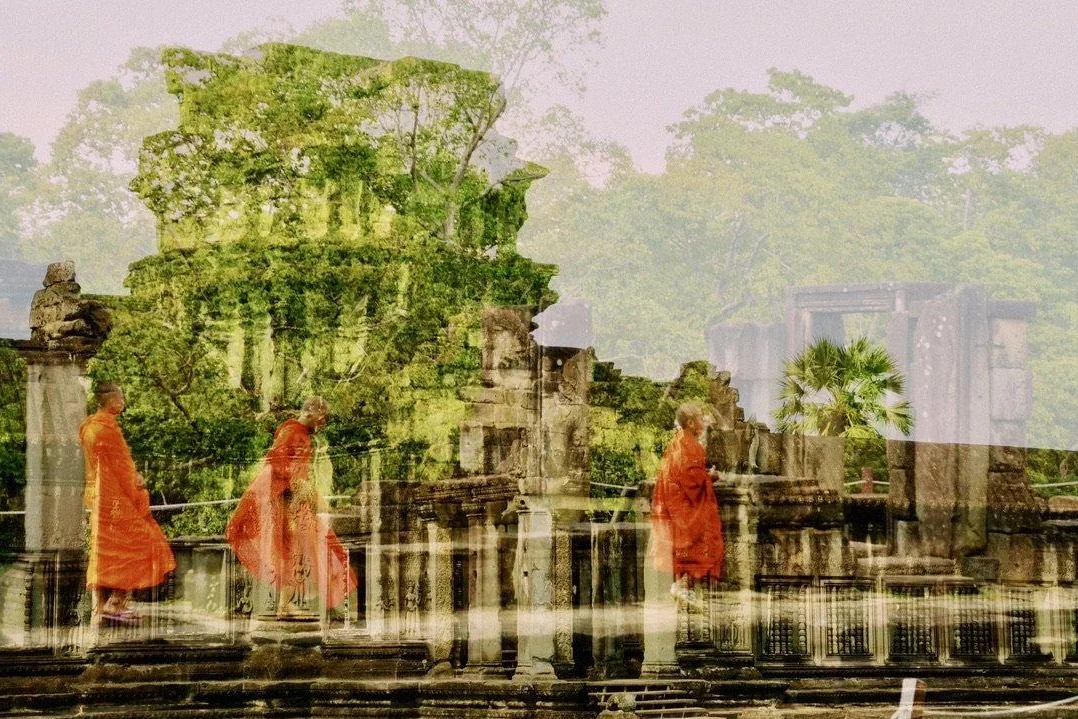 Procession, double exposition de Capucine Frecciani, série Cambodge