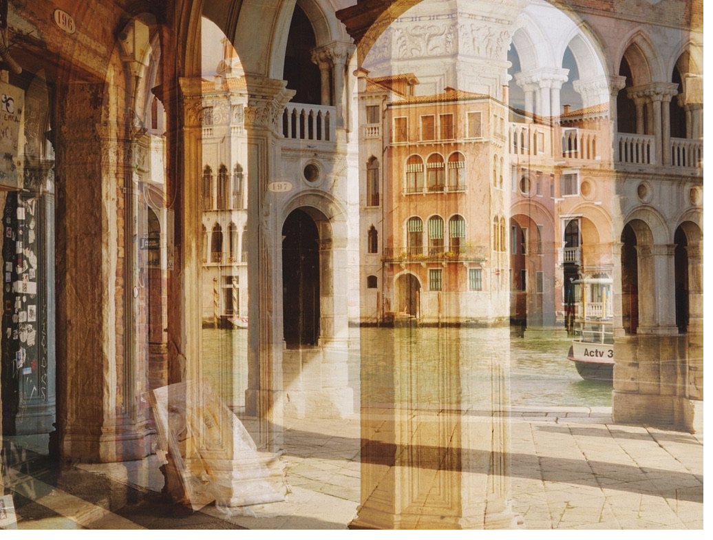 Arcades ouvertes sur le Grand Canal et ses palais