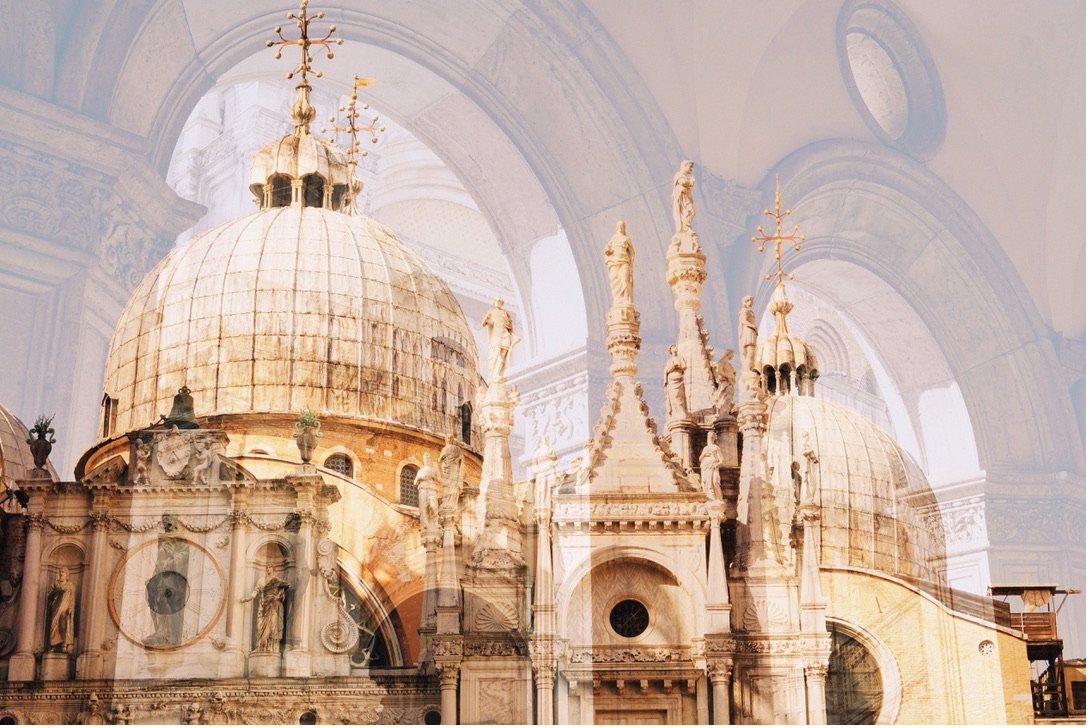Dômes et flèches de San Marco superposés aux voûtes