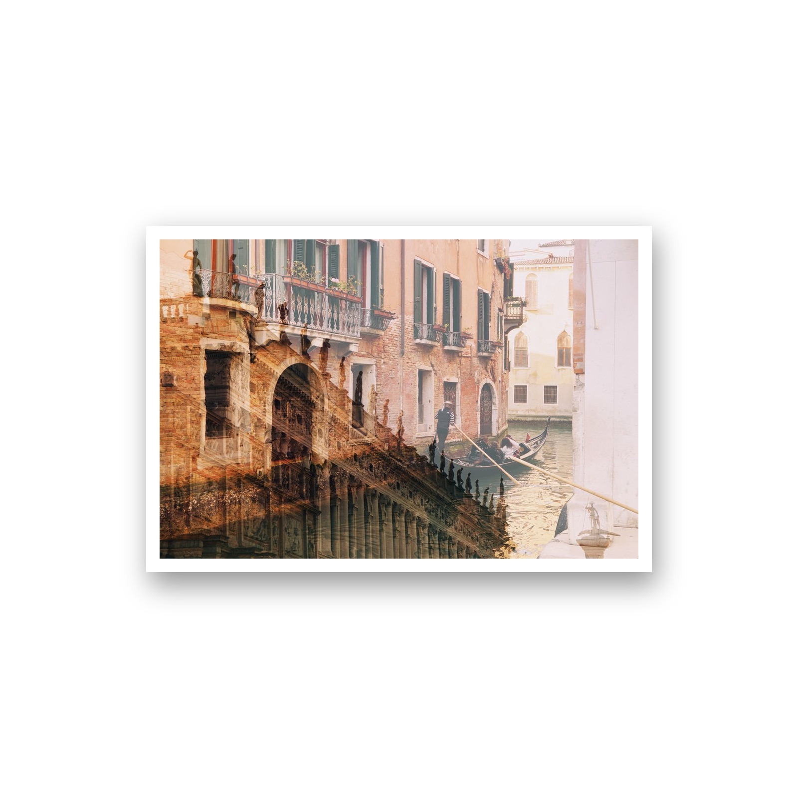 Un gondolier glisse le long d'un canal vénitien, façades de brique, balcons et statues en surimpression